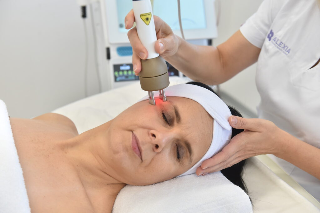 Ošetrenie sa vykonáva prístrojom eClettica, ktorý pracuje na princípe synergie Lasera a Rádiofrekvencie v kombinácii s unikátnym profesionálnym gélom InPrimis.